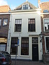 Pand met eenvoudige gepleisterde lijstgevel