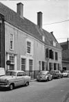 Pand met brede gepleisterde bakstenen gevel. Rechte kroonlijst hoog gesmeed stoephek, schuiframen met kleine roedenverdeling. Achtergevel van Gemeenlandshuis van Rijnland, Breestraat 59