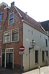 Hoekpand met topgevel voorzien van vlechtingen, ramen en ondergevel gewijzigd