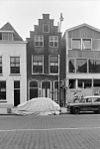 Pand met trapgevel. Kruiskozijnen op bovenverdieping