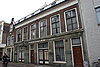 Pand met rechte lijstgevel met hoge 1e verdieping