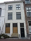Pand met gepleisterde lijstgevel. Goede vensteromraming