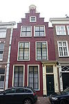 Pand met trapgevel eindigend met gebogen fronton
