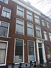 Pand met lijstgevel, deuromlijsting, hardstenen stoep met palen