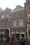 Pand met lijstgevel. Moderne kozijnen en ramen
