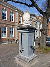 Pomp op Garenmarkt Leiden.JPG -  Pomp met hardsteen en hout, bekroning door grote zandstenen sajetklos op de Garenmarkt te Leiden 