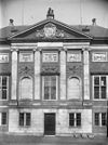 Overzicht middengedeelte gevel met fronton en pilasters - Leiden - 20134799 - RCE -  De Lakenhal: Overzicht middengedeelte gevel met fronton en pilasters 