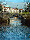 Vlietbrug 2 -  Vooral de Vlietbrug is van historisch belang omdat hier op 3 oktober 1574 de watergeuzen Leiden binnen voeren om de stad te ontzetten van de Spanjaarden. Ze deelden vervolgens haring en wittebrood uit aan de hongerige bevolking. 