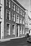 Pand met brede gevel met rechte consoles, kroonlijst