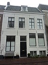 Pand met gepleisterde gevel met rechte kroonlijst en zadeldak