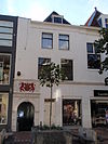 Pand met gepleisterde lijstgevel