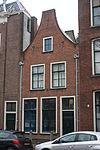 Pand met tuitgevel, vernieuwd en verhoogd 1948