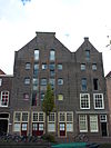 Rijzig pand met puntgevel, deel uitmakend van het Graanmagazijn voor den Armen
