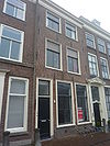 Pand met bakstenen gevel met rechte kroonlijst