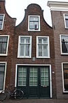 Pand met tuitgevel met halfcirkelvormige bekroning