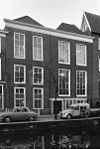 Pand met gevel met rechte kroonlijst. Hardstenen stoeppalen
