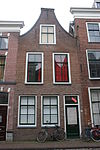 Pand met tuitgevel. Onderbouw modern