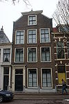 Pand met gevel met afgeknotte top en gedekt door rechte kroonlijst