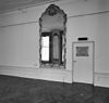 Interieur rechter voorkamer met penantspiegel - Leiden - 20327331 - RCE -  Prentenkabinet: Interieur rechter voorkamer met penantspiegel 