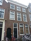 Pand met lijstgevel. Hardstenen stoep en palen