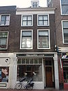 Pand met gevel met rechte kroonlijst, moderne onderpui