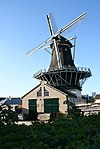 Leiden molen d'Heesterboom vanaf de weg -  Leiden: molen d'Heesterboom (geofotografeerd vanaf het fietspad, boven de heg)