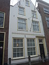 Pand met gepleisterde puntgevel