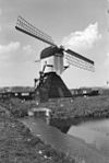 Overzicht met 2 wieken - Leiden - 20137636 - RCE -  Maredijkmolen: Overzicht met 2 wieken (opmerking: Van deze molen is ook een Sipman-tekening) 