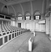 Interieur, grote collegezaal met sprekersgedeelte - Leiden - 20348990 - RCE -  Kamerlingh Onnes laboratorium: Interieur, grote collegezaal met sprekersgedeelte (opmerking: Kanjerproject) 