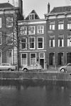 Pand met lijstgevel. Hardstenen stoep, palen en stangen