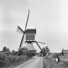 Excursie bij van opzij gefotografeerde wipmolen