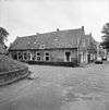 Woonhuisje onder zadeldak en met eenvoudige puntgevel met vlechtingen