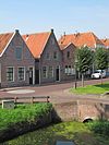Woonhuisje onder zadeldak en met eenvoudige puntgevel met vlechtingen