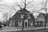 Woonhuis van een boerderij onder aan de voorzijde afgewolfd zadeldak en met gezwenkte gevel onder rechte lijst. Rechts een stoephek