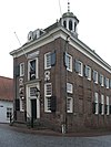 Nieuwpoort, stadhuis - Stadhuis van het vestingstadje Nieuwpoort. Het stadhuis stamt uit de 17e eeuw, toen Nieuwpoort onderdeel werd van de Oude Hollandse Waterlinie. Het stadhuis is bovenop een inundatiesluis gebouwd, waarmee de omliggende gebieden onder water konden worden gezet.