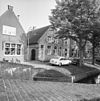 Woonhuis onder zadeldak tussen puntgevels. Vormt met het buurnummer 7 een geheel