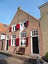 Woonhuis onder zadeldak tussen puntgevels. Vormt een geheel met het buurnummer 5