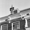 Voorgevel, gootlijst, detail - Maassluis - 20336027 - RCE -  Trotseerloodjes: Voorgevel, gootlijst, detail (opmerking: Gefotografeerd voor Huizen in Nederland, Hendrick de Keyser) 
