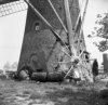 Onderzijde van ronde stenen grondzeiler met kruirad van achteren gefotografeerd