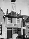 Voorgevel met klok en gevelsteen - Maassluis - 20145167 - RCE -  Zakkendragershuis: Voorgevel met klok en gevelsteen 