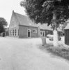 Overzicht voorgevel en linker zijgevel boerderij met schuur