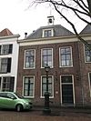 Pand met schilddak, waarop een houten torentje en een eenvoudige lijstgevel