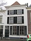 Pand onder schilddak en met gepleisterde gevel onder houten kroonlijst