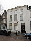 Pand met gepleisterde gevel onder rechte lijst
