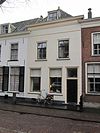 Pand onder schilddak en met gepleisterde gevel onder rechte houten kroonlijst