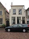 Pand met gepleisterde gevel en houten kroonlijst