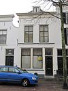 Pand met gepleisterde gevel onder rechte, houten kroonlijst