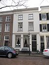 Pand met gepleisterde gevel onder rechte houten kroonlijst
