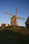 Stad aan t Haringvliet molen de Korenaar -  Stad aan 't Haringvliet, molen de Korenaar, vanaf onder de dijk gefotografeerd 
