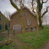 Zij-aanzicht dwarsgeplaatst voorhuis met daarachter dwarsgeplaatste woontravee van achterhuis